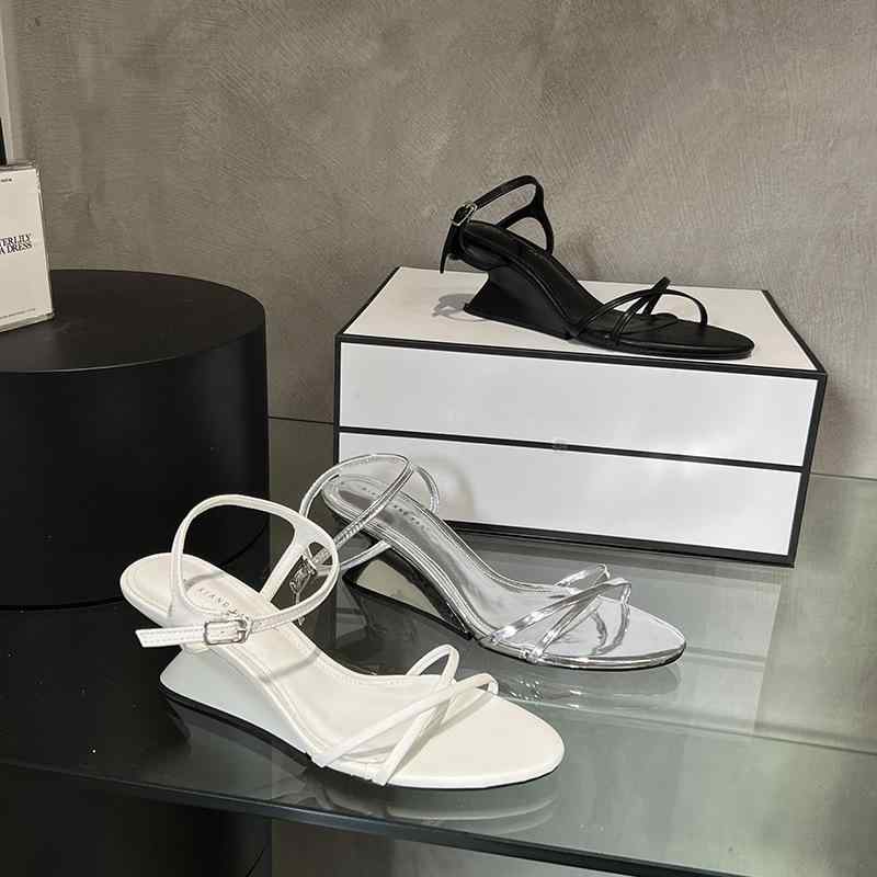 サンダル レディース 春夏 ローヒール T字 ストラップ レザー ぺたんこ フラット 痛くなりにくい 歩きやすい おしゃれ かわいい シンプル 無地 ラウンドトゥ 白 ホワイト 黒 ブラック 銀 シルバー