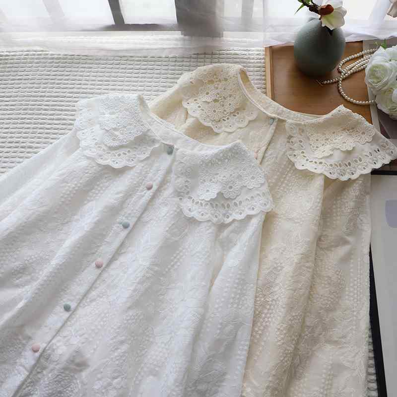 シャツ レディース 春物 長袖 レース 鏤空 娃娃襟 花柄 彩色ボタン 喇叭袖 ゆったり 綿麻混紡 白 杏色