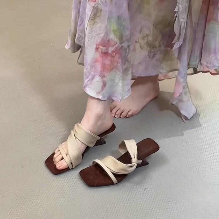 サンダル レディース フレンチ レトロ スクエアトゥ カジュアル ローヒール 一文字 ストラップ 杏色 ワインレッド ブラック 超纤 普段使い・カラー: 杏色, 酒紅色, ブラック・サイズ: 35, 36, 37, 38, 39, 40・靴の甲の素材: 超纤・種類: 一字型・スタイル: カジュアル・つま先の形状: 方頭・靴底の素材: 橡胶・裏地の素材: 超纤