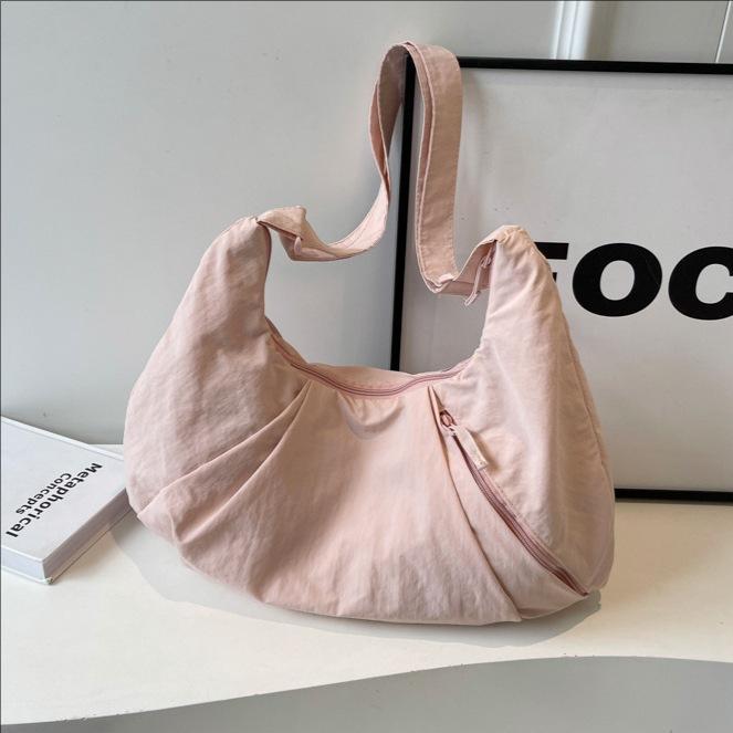 バッグ レディース 大容量 軽量 餃子型 鞄 スポーツジム 通勤 ショルダーバッグ 斜めがけ ナイロン ピ..