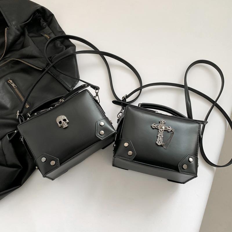 ショルダーバッグ レディース 女性用 風 レトロ 機車バッグ スカル スタッズ 肩掛け 斜め掛け PUレザー ファスナー 横型 ブラック