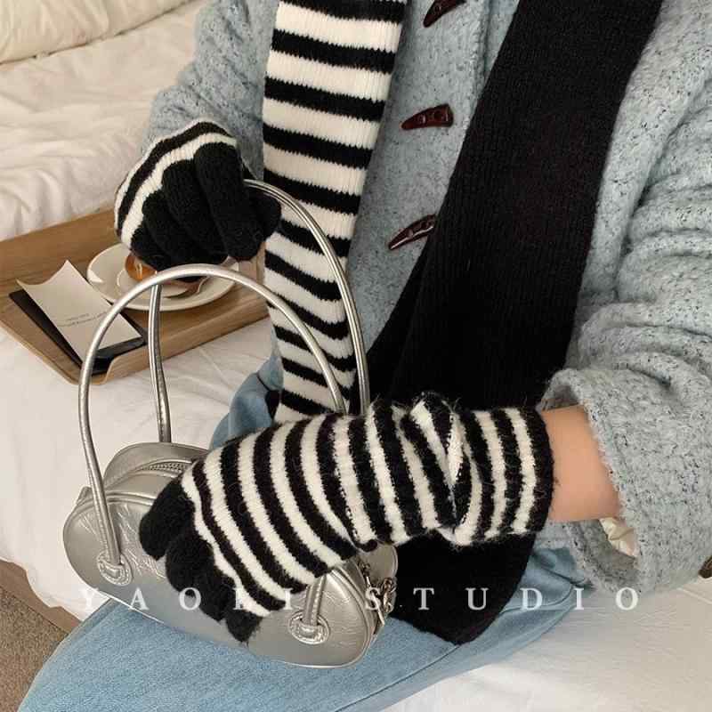 手袋 レディース 秋冬 格子柄 ニット 手袋 マフラー セット 暖かい 防寒 ブラック 黒 赤 通勤 普段使い2