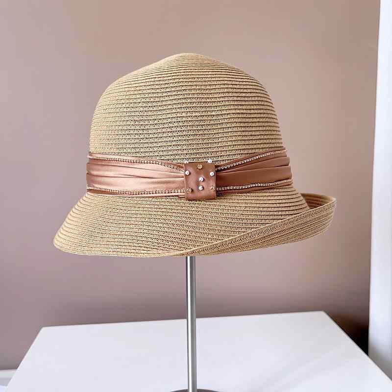 2麦わら帽子 レディース 漁夫帽 日焼け止め UVカット 帽子 通気性 短つば キラキラ チェーン飾り ベージュ カーキ ブラック Mサイズ 春夏 秋冬 エレガント カジュアル・製品カテゴリ: 漁夫帽 ・帽子のつばのスタイル: 短い ・帽子のトップスタイル: ドーム ・色: ベージュ, カーキ, ブラック ・サイズ: M（56-58cm） ・機能: 日焼け止め, 遮光 ・スタイル: ビジネス, 汎用性, エレガント, ミニマリスト, カジュアル, スポーツ, ファッションOL, シンプル, 欧米, 軽贅沢, シック, 高級感 ・生地: 草 ・スタイルの分類: ファッション通勤 ・加工技術: 機械刺繍 ・人気の要素の分類: 形状/パターン