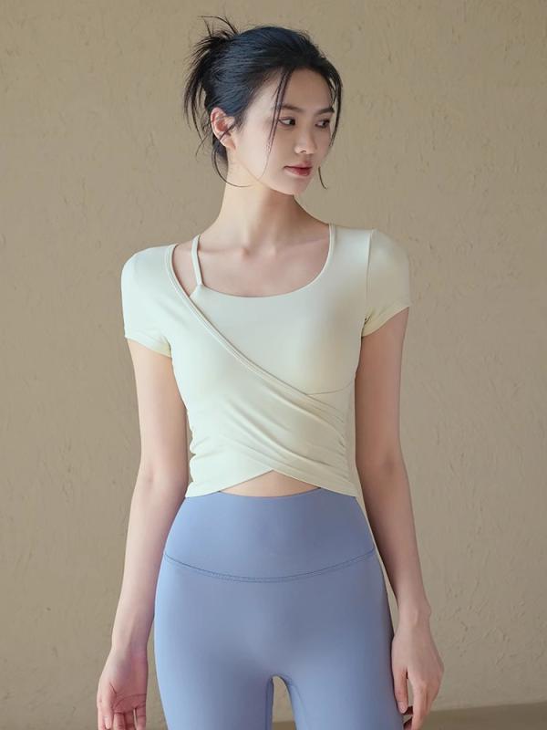 ヨガウェア レディース 春夏 半袖 トップス カップ付き スポーツウェア Tシャツ スリム 細見え ランニング ピラティス トレーニング 接触冷感 吸湿速乾 ストレッチ 無地