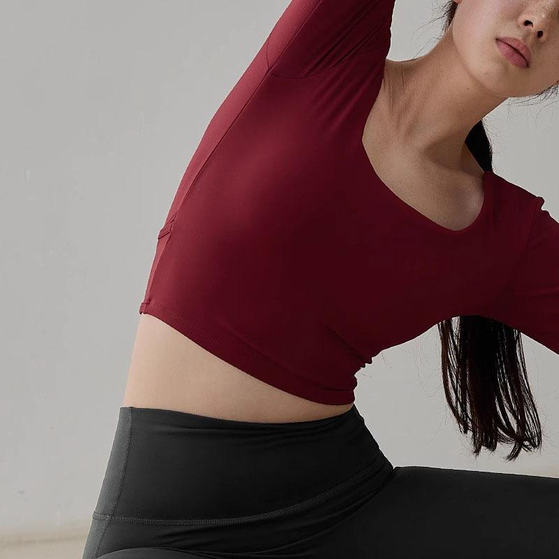ヨガウェア レディース スポーツトップス ブラパッド付き 長袖 トレーニングウェア 美背 ランニング ピラティス 接触冷感 吸湿速乾 ストレッチ 伸縮性 春秋冬 ブラック レッド ホワイト