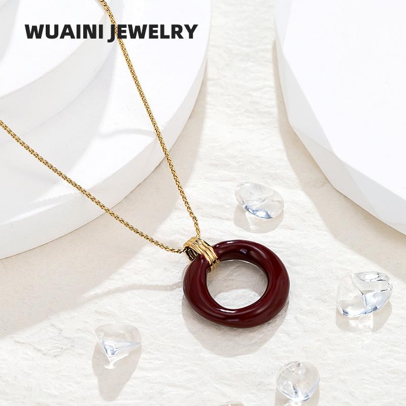 ネックレス レディース 小ぶり ペンダント チタン製 サークルモチーフ ドロップオイル レイヤード 上品 エレガント アジャスター付き アクセサリー アンカラレッド