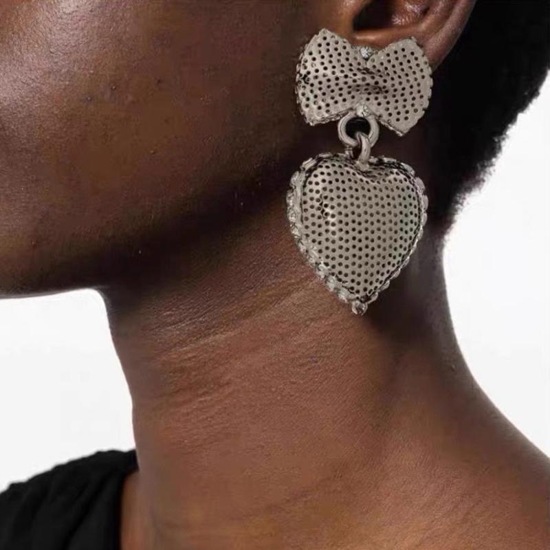 ピアス レディース 風 ハート メッシュ 透かし 立体 蝶結び バタフライ ラッキーアイテム 豪華感 ゴー..