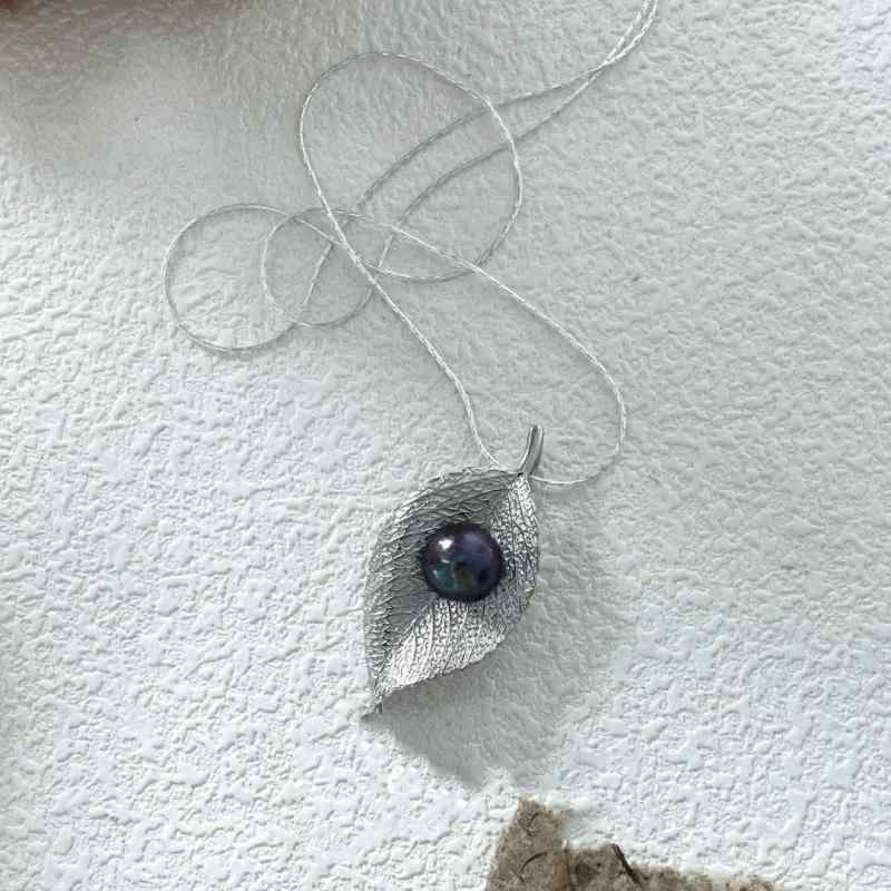 ネックレス レディース シルバー リーフ 黒真珠 葉っぱ モチーフ エレガント 上品 高見え デイリー パーティー お呼ばれ スタイル