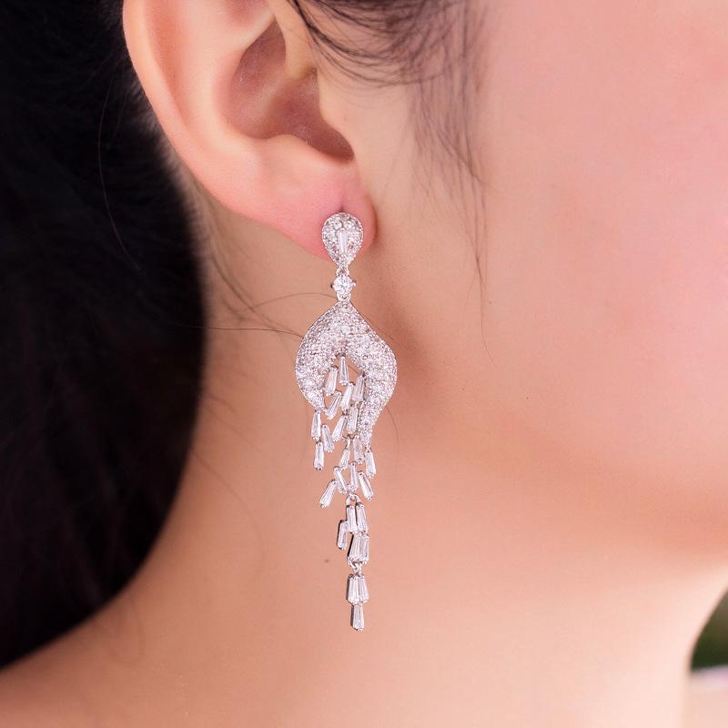 イヤリング レディース ジルコニア ロング タッセル シルバーカラー ウェーブ ブライダル パーティー アクセサリー 雑貨 おしゃれ かわいい 電気メッキ加工