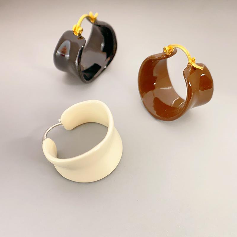 ピアス レディース デザイナー 小ぶり 高見え イヤリング アクセサリー チョコレート色 幾何学模様 電気メッキ加工 カフェ色 ブラック ベージュ