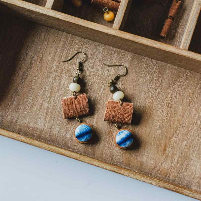 ピアス レディース 小さめ デザイン 自然 草木染め 柿渋染め レトロ オリジナル アート テクスチャ