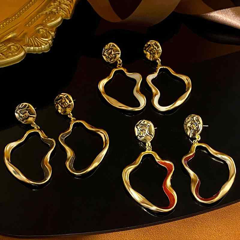 イヤリング レディース 鹿 モチーフ 幾何学模様 ドロップ 電気メッキ加工 合金 小ぶり かわいい おしゃ..