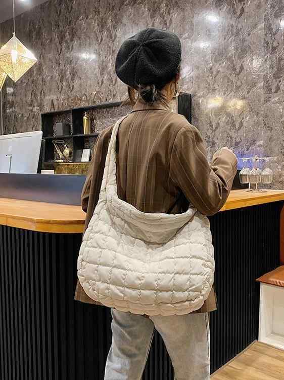 トートバッグ レディース 秋冬 大容量 中綿入り キルティング 肩掛け 鞄 カバン 白色 黒色 緑色 カーキ色 茶色 ナイロン 日常使い