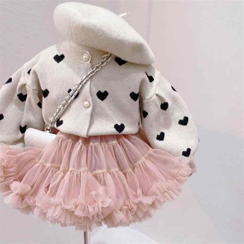 ニット カーディガン キッズ 女の子 子供服 長袖 アウター 韓国 かわいい 春秋 ハート柄 トップス 普段使い お出かけ・性別: 女・スタイル: 韓国版・袖丈: 長袖・閉鎖式: シングルブレスト・柄: ・要素: カーディガン・主な生地の組成: ビスコース繊維・主な生地の組成含有量: 48%・襟のタイプ: ラウンドネック・色: オフホワイトのハート柄ニットカーディガン・対象年齢: 中小規模の子供 (3〜8歳.100〜140cm)・対象シーズン: 秋・カテゴリ: 子供用ニットセーター・適合身長: 90cm, 100cm, 110cm, 120cm, 130cm