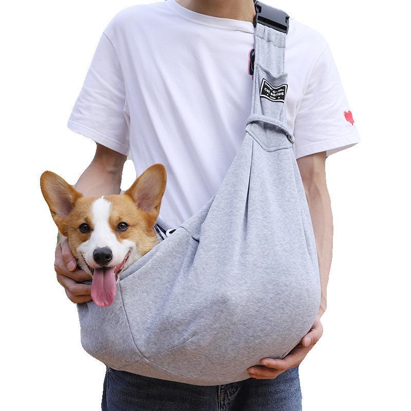 【柔らかな生地でフィット感】耐久性抜群のポリエステル素材を使用して通気性が良いです。身長に合わせてバックルでショルダーベルトの長さが調整可能です、ショルダーベルトが幅広くて厚さのあるデザインとなり、肩への負担を軽減します。【飛び出し防止仕様】二つの安全設計となり、飛び出し防止用のナスカンとボタン式の留め具がついています。ボタンを留めることで、ペットがスリングバッグから飛び出しを防ぐことができます。【素材】ポリエステル【重量】約300g【耐荷重】約6kg【製造国】CHINA（日本の企画により厳格に生産されています。)【ご注意点】※撮影の為、画質等の関係上、色などが実際の商品と若干違ってしまうこともあるかもしれませんがご理解のほどご購入ください。予めご了承ください。※お客様のショッピング体験を高めるように、弊社は完備なアフターサービスを備えております。弊社にご購入日から、不具合が発生した場合は、いつでも弊社までご連絡ください。弊社は必ず24時間以内丁寧に対応させていただきます。誠心誠意お客様にサービスを致し【柔らかな生地でフィット感】耐久性抜群のポリエステル素材を使用して通気性が良いです。身長に合わせてバックルでショルダーベルトの長さが調整可能です、ショルダーベルトが幅広くて厚さのあるデザインとなり、肩への負担を軽減します。【飛び出し防止仕様】二つの安全設計となり、飛び出し防止用のナスカンとボタン式の留め具がついています。ボタンを留めることで、ペットがスリングバッグから飛び出しを防ぐことができます。【素材】ポリエステル【重量】約300g【耐荷重】約6kg【製造国】CHINA（日本の企画により厳格に生産されています。)【ご注意点】※撮影の為、画質等の関係上、色などが実際の商品と若干違ってしまうこともあるかもしれませんがご理解のほどご購入ください。予めご了承ください。※お客様のショッピング体験を高めるように、弊社は完備なアフターサービスを備えております。弊社にご購入日から、不具合が発生した場合は、いつでも弊社までご連絡ください。弊社は必ず24時間以内丁寧に対応させていただきます。誠心誠意お客様にサービスを致し