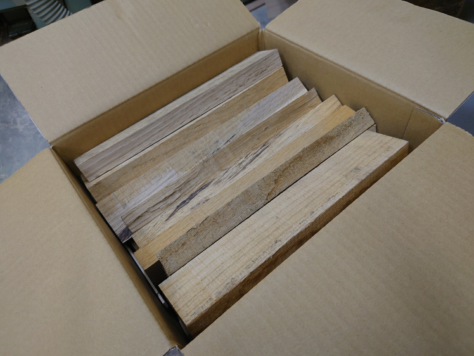 木工屋の端材薪広葉樹ver 送料無料 端材 木 詰め合わせ キャンプ 広葉樹 薪 まき 焚き付け用 角材 ショート 焚き木 ブロック 焚き付け 薪ストーブ まきストーブ 屋外 暖炉 ピザ釜 BBQ 焚き火台 焚火台 コンロ 焚き木 火起こし 火おこし たき火 アウトドア 乾燥のサムネイル