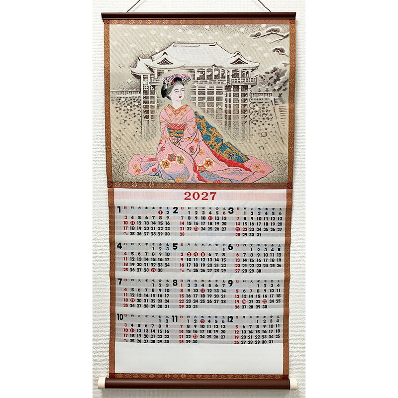 【織物カレンダー】 干支・和柄を中心に日本文化のひとつでもある掛軸タイプの織物カレンダーです。 柄の部分も数字の部分も桐生の帯を織る技術で柄を表現しております。 使い終わりましたら、数字の部分を切り離して額などに入れて飾る事もでき、外国の方にも人気です。 海外留学・海外赴任・海外旅行時のお土産にもかさ張らずご好評をいただいております。 売り切れの際はご容赦下さい。 ※他の柄もいろいろ取り揃えております。 （他の柄はこちら） 【サイズ】 29cm×60cm 【製造者】 森秀織物（群馬県桐生市） 半世紀を超えて世界に発信されている織物カレンダーです。 シーズンになりますと品薄や在庫切れになりますのでお早目のご注文をお願いいたします。