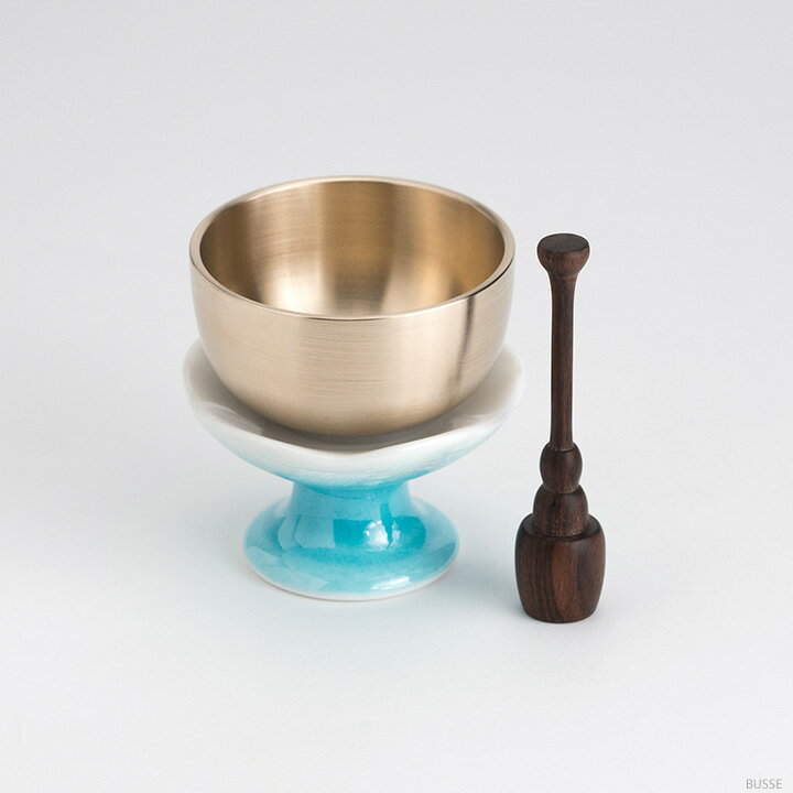 仏具セットと色・形をそろえて使っていただけるリン台とおリン、スタンドリン棒のセットです。 おリンは富山県高岡市で作られたものです。高級品ではありませんが、国産品らしく、きちんと作られた、よく鳴るおリンです。 おりんの大きさは、2.0寸（直径...