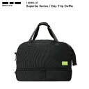 【ブランド】Kidona Lab 【シリーズ】Superbe series 【アイテム】DAY TRIP DUFFLE 【カラー】BLACK 【素材】1680D TUFF NYLON 【サイズ】H50×W40×D36cm【Superbe series】 Superbeは生地強度の強い1680Dタフナイロンとナイロンテープシートを贅沢に使用したハイエンドシリーズです。 デイトリップダッフルは短めのトリップに最適なバッグです。2層式になっているので下段には汚れたブーツやギア類、上部には衣類などが収納できます。