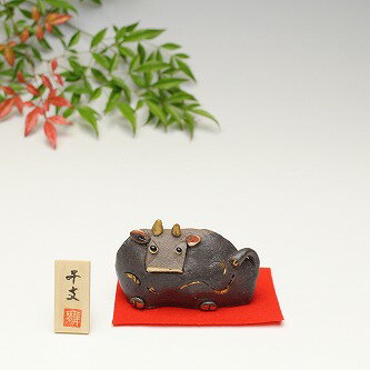 サイズ 置物：高さ5.3cm×横巾9cm布：巾10cm×7cm 材　質 陶器：美濃焼　 備　考 手造りの為、作業工程・焼成により色・サイズに画像と多少の違いが生じる場合がありますので、予めご了承ください。◆◇◆ 開運招福の干支置物 ◆◇◆新しい年の開運と招福を祈念する縁起の良い干支の置物です。可愛い土鈴から十二支飾りまで種類も豊富に揃います。 お正月の床飾りとしてちょっとしたスペースにも手軽に置けて楽しめます。招福を願って縁起の干支置物をご愛用ください。 価格もサイズも手頃で、種類も幅広く取り揃えています。ご自宅用にも、贈りものにも最適です♪