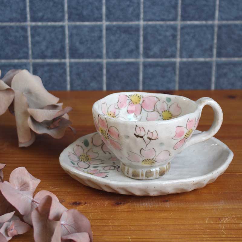 【粉引色桜　コーヒー碗皿（紅）】瀬戸焼 和食器 食器 コーヒーカップ ティーカップ カップ＆ソーサー 手描き 花柄 プレゼント 贈り物