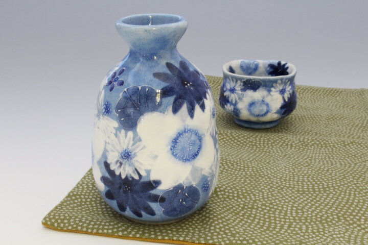 【藍彩白絵花 徳利】瀬戸焼 和食器 食器 徳利 酒器 冷酒 手描き 手作り 花柄 プレゼント 贈り物