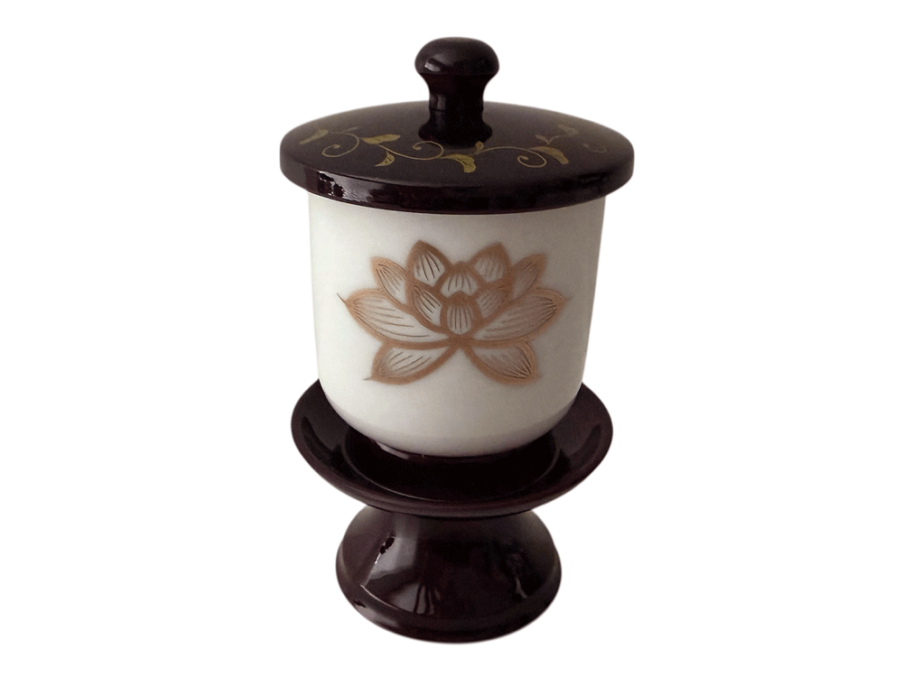 サイズ(約) 茶台＋湯呑＋蓋をした状態：高さ10cm 茶台＋湯呑(蓋を外した状態)：高さ8．5cm 茶台のみ（蓋を含まず）：高さ3．5cm 茶台の直径6cm 湯呑の口径5cm 湯呑の高さ5．3cm 商品説明 蓮柄の湯呑に、蒔絵入りの茶台がセットになっています。 茶台：PC製 湯呑：陶器