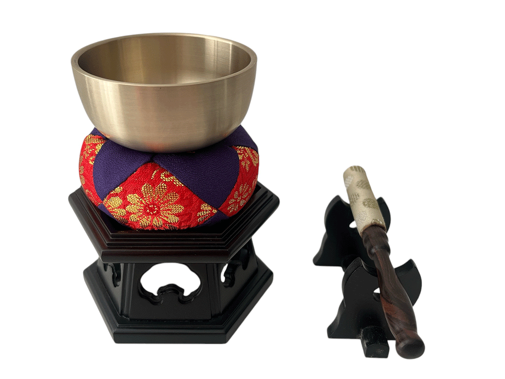 サイズ（約） リン台・リン布団・おりんを入れた総寸法 高12．3cm　巾10．5cm　奥行10．5cm 広丸りん：直径7．8cm 丸りん布団：巾8．1cm りん棒：長さ12．3cm 黒檀六角リン台：巾10．5cm リン棒台：底長さ8．3cm セット内容 広丸りん 丸りん布団 りん棒リン棒台黒檀六角リン台 商品説明 唐木黒檀六角リン台を合わせたおりんセットです。 在庫限りの大特価！無くなり次第終了！