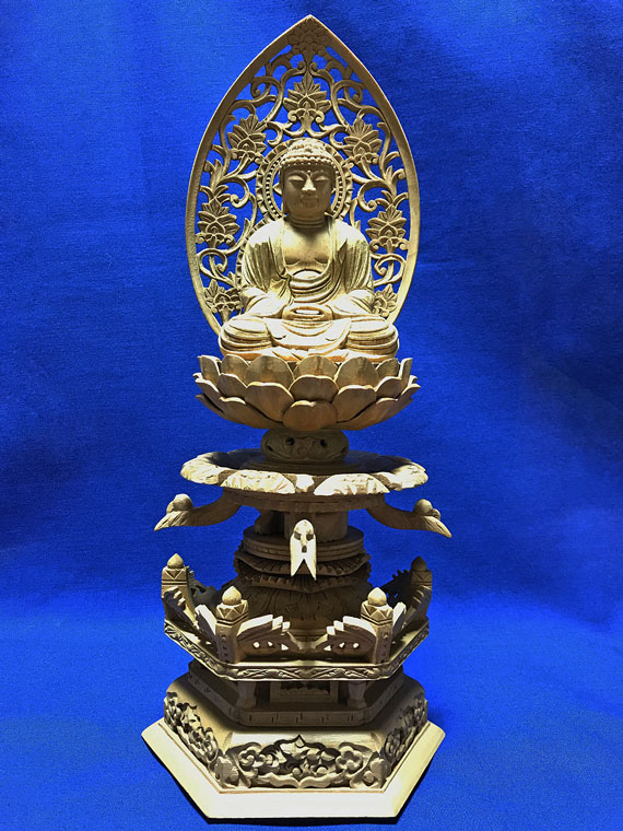 サイズ(約) 高さ360mm　巾160mm　奥120mm 材質 楠木 仕様 金泥書になります。 金泥書とは、純度の高い金粉を膠（にかわ）の溶液で練ったものを、彫刻した木地の上に筆書きで模様書きしたものでございます。