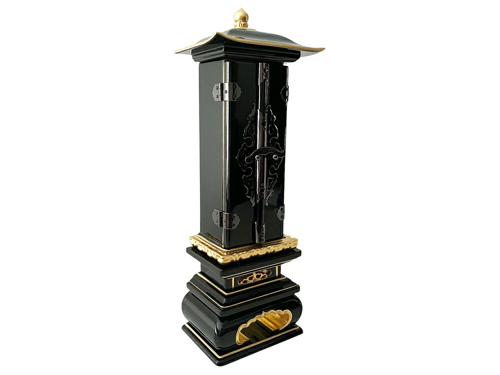商品詳細 サイズ(約) 総高26．6cm 底巾8．7cm 屋根巾9．2cm 底奥行6．4cm　屋根奥行7cm 特徴 厨子をイメージして作られたお位牌。 表面的な華やかさを抑えて、質実な美を追求、日本の伝統的な技術を取り入れた気品あふれる仕上げになっております。 文字彫 繰り出しお位牌ですので、一番前の黒塗の板に「〇〇家先祖代々之霊位」と無料で文字彫させて頂きます。文字彫りではなく文字書きをご希望の場合は1文字100円でお入れすることが可能です。 文字色は、金文字・白文字お選び頂けます。 白木の札板への文字書きは行っておりません。 願寺のお坊さんにお願いして書いて頂くのが一般的でございます。 一番前に黒色の塗板が1枚 白木札板9枚 商品説明 ・黒塗 ・板木地はヒバ材 ・彫りの部分・台は松材 ・純金粉を使用 ・偽金箔・偽金粉は使用しておりません。 ・彫刻部分も、樹脂(プラスチック)は使用しておりません。 納期 1週間〜10日程お時間をいただきます。