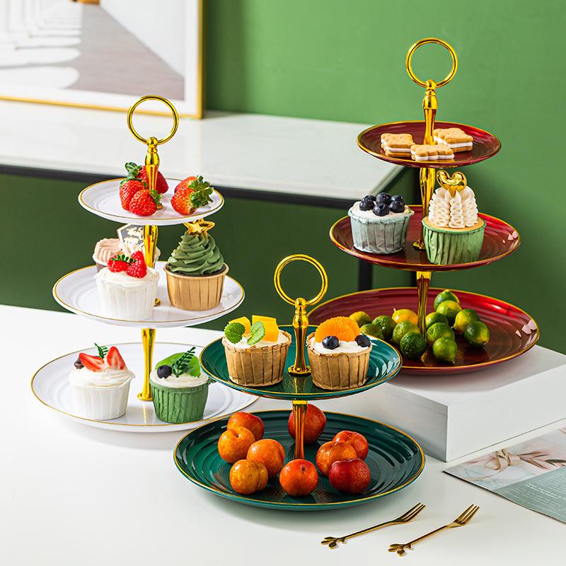ティータイムにカップケーキなどを乗せて、おしゃれなひと時を ケーキの他にも、フルーツを乗せたり、またはアクセサリーなどを置いても素敵です