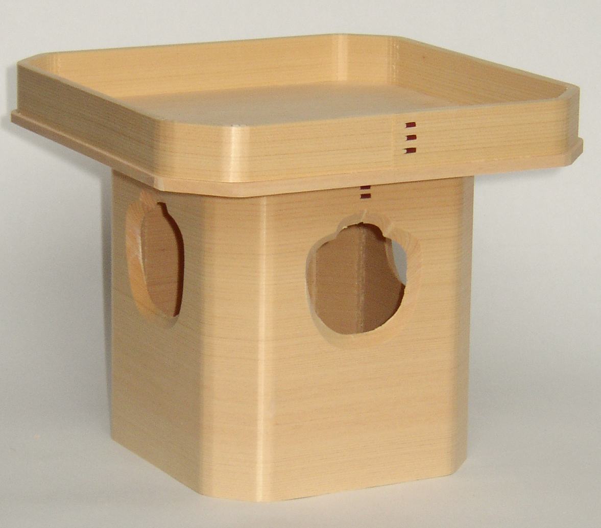 極上品 普通 三宝 (三方) 9寸 (巾27・高23センチ) 木目が美しく格調高い 尾州桧(木曽桧)材の 神具 普通三宝 神棚 祖霊舎 霊璽 の 御供 におすす...