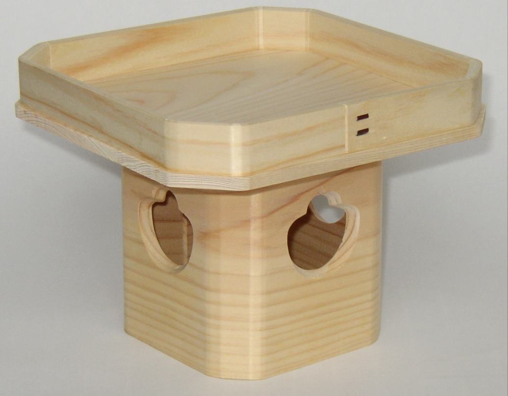 特製品 普通 三宝 (三方) 6寸 (巾約19・高16センチ) 国産 ひのき 東濃桧 材の 神具 普通三宝 神棚 祖霊舎 霊璽 の 御供 に!/神棚 仏具用品 ...