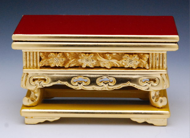 上卓 上前彫 純金箔 3.5号 華瓶卓 【真宗大谷派用［東］】k/ 金仏壇 15号 18号 上置仏壇 など 小型 の 仏壇 用の上卓 （うわしょく） 御本尊の前に設置し 華瓶 （けびょう） 火舎香呂（かしゃこうろ）を載せます