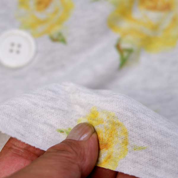 ニット生地 かわいい ガーゼ 裏毛 花柄 薔薇 オートミル / イエロー 150cm 幅 日本製 50cm単位価格 トレーナー カットソー レディス 子供服 手芸 クラフト 生地 布 屋 さん 通販 スウェット buuke-10008753 布の店ブーケ サンプル画像3