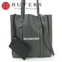 同ブランドから他の商品を探す 同カテゴリから他の商品を探す DETAIL ブランド BALENCIAGA 品名 【中古】 バレンシアガ 2WAY トートバッグ ショルダーバッグ 斜め掛け エブリデイ 489813 レザー 革 グレー 普段使い 通勤 通学 レディース 女性 BALENCIAGA tote bag shoulder gray leather 型番 489813 製造番号 ー サイズ 約W(横)底面24cm×H(縦)27cm×D(奥行き)11cmハンドル長さ: 約48.5cmショルダー長さ:約102〜126cm 素材 レザー カラー グレー 仕様 オープン開閉式 付属品 ミラー(キズあり)・保存袋・ショルダーストラップ(金具に僅かなくすみ・ストラップ本体に若干のクセあり) 参考定価 ー 商品状態 Aランク 商品詳細 バレンシアガのエブリデイ2wayトートバッグが入荷致しました!!角に僅かなスレ、ハンドル縁に僅かなスレ・縫い目に僅かな糸切れ、開口部縁に僅かなヒビ割れがございますが、全体的にキレイで、これからもまだまだご使用いただけるお品物です!!付属のミラーは取り外し可能!!肩掛け可能なハンドルなので通勤・通学にも便利な逸品です!!気になる点などございましたらお気軽にお問合わせ下さい!! 中古品のランク表示について 　　　 ATTENTION 　　 　　