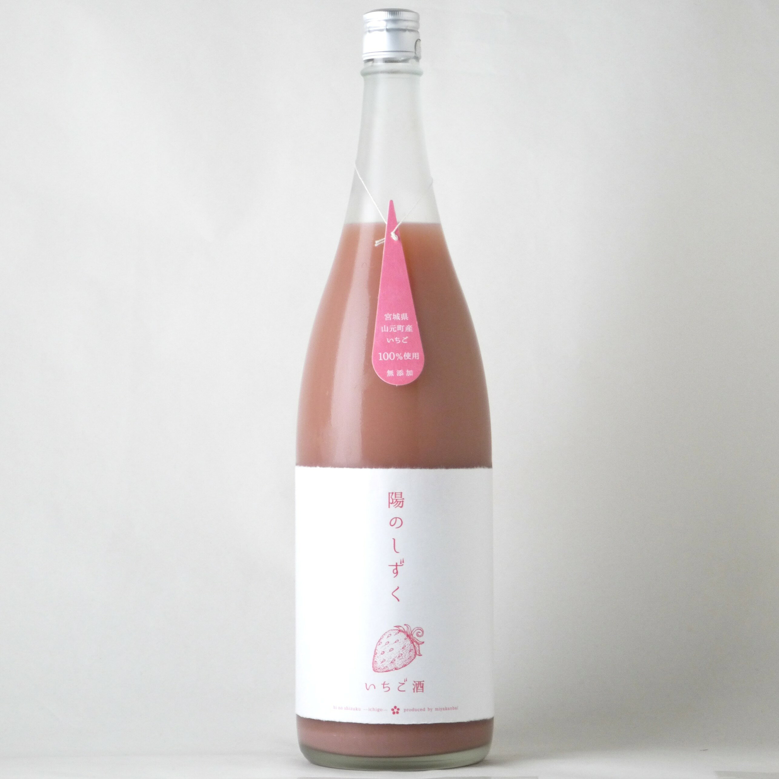 宮寒梅でおなじみの、寒梅酒造が造るリキュールシリーズ『陽のしずく』。 こちらの銘柄は添加物を一切使わず、宮城県山元町の名産いちごの中から「もういっこ・とちおとめ」の二種類を使用したリキュールです。 軽やかな口当たりから、いちごの甘みと可愛らしい酸味が広がる、魅力いっぱいの和リキュールです。 ※こちらの商品はクール便でお届け致します。 商品名 ：陽のしずく いちご酒 1800ml 生産者 ：寒梅酒造 生産地 ：宮城県 内容量 ：1800ml アルコール度数 ：6%以上7%未満 品目 ：リキュール 原料 ：日本酒、いちご（宮城県山元町産）、糖類、乳酸飲料
