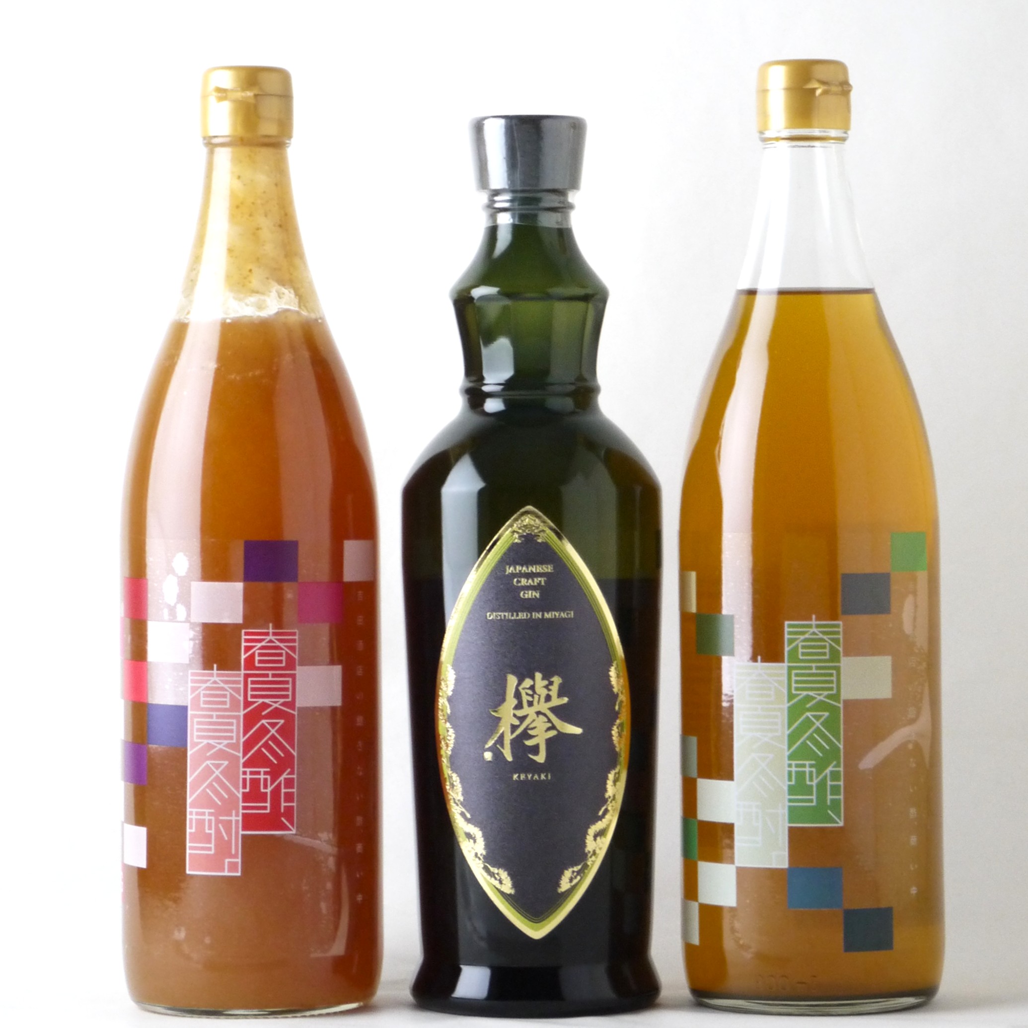 "伯楽星"でお馴染みの、宮城県の新澤醸造店が設立した株式会社MCG（Miyagi Craft Gin）が造る『クラフトジン欅』と、吉田酒店オリジナル果実酢『春夏冬酢、春夏冬酎。(あきないす あきないちゅう) 』。宮城のこだわりが詰まった極上の味わいをお楽しみください。 ～クラフトジン欅～ 宮城県内の各地で生産されたボタニカル（柚子果皮、セリ、茶葉、ブドウ果皮）を使用しています。活き活きとした柚子の香りが広がり、穏やかなジュニパーベリーの甘味が顔を出します。コリアンダーシードとブドウが骨格を作り、余韻にはセリと茶葉の爽やかな苦みが続きます。 ～吉田酒店オリジナル果実酢『春夏冬酢、春夏冬酎。(あきないす あきないちゅう) 』～ "飽きないおいしさ"と"商売繁盛"の願いを込めた果実酢です。四季から秋を抜いた『春夏冬』を "あきない (秋ない＝飽きない・商い)" と読ませる、酒屋の想いも瓶に詰まっています。ベースとなる酢を醸すのは、宮城県の柴田町に蔵を構える奥野醸造。 いちじくは岐阜県の「はやし柿園」から。果実本来の瑞々しさと、まろやかでフルーティな口当たりを楽しめます。お酒を愛する方はもちろん、健康を気遣う方にも安心してお楽しみいただけるよう、素材の良さを引き出しています。毎日の晩酌を、もっと健やかに、もっと楽しく変えてくれる一本です。愛知県にある「花びら舎」が作る青しそピューレを使用。三河地方特産の大葉と、芳醇な旨味のお酢をいっしょに合わせました。飽きのこない、爽やかな香りと風味を大切にした味わいをお楽しみください。 ～『欅ジン × あきない酢』でつくる、極上のお酢サワー～ グラスにたっぷりの氷と「欅ジン」、そして「あきない酢」を炭酸水で割るだけで、お店のカウンターで味わうような本格カクテルがご自宅で簡単に完成します。ジンのボタニカルな香りと果実酢の爽やかな酸味が重なり合い、一口飲むごとに豊かな香りが広がります。 自分へのちょっとしたご褒美にはもちろん、お酒好きの方へのギフトや贈り物にも最適です。この機会にぜひ、宮城のこだわりが詰まった極上の味わいをお楽しみください。 商品名クラフトジン 欅（けやき）700ml生産者株式会社MCG内容量700ml原材料名柚子果皮（大河原町産・柴田町産・大島産） セリ（名取産 ※完全有機農法） 茶葉（石巻市桃生産 ※日本最北限茶葉） ブドウ果皮（仙台市秋保産メルロー） ジュニパーベリー（外国産 ） コリアンダーシード（外国産 ） 商品名いちじく酢 春夏冬酢、春夏冬酎。（あきないす、あきないちゅう。）900ml生産者株式会社奥野醸造内容量900ml原材料名醸造酢（宮城県製造）、砂糖（国産粗糖）、無花果（岐阜県産） 商品名青しそ酢 春夏冬酢、春夏冬酎。（あきないす、あきないちゅう。）900ml生産者株式会社奥野醸造内容量900ml原材料名醸造酢（宮城県製造）、砂糖（国産粗糖）、青紫蘇（国産）