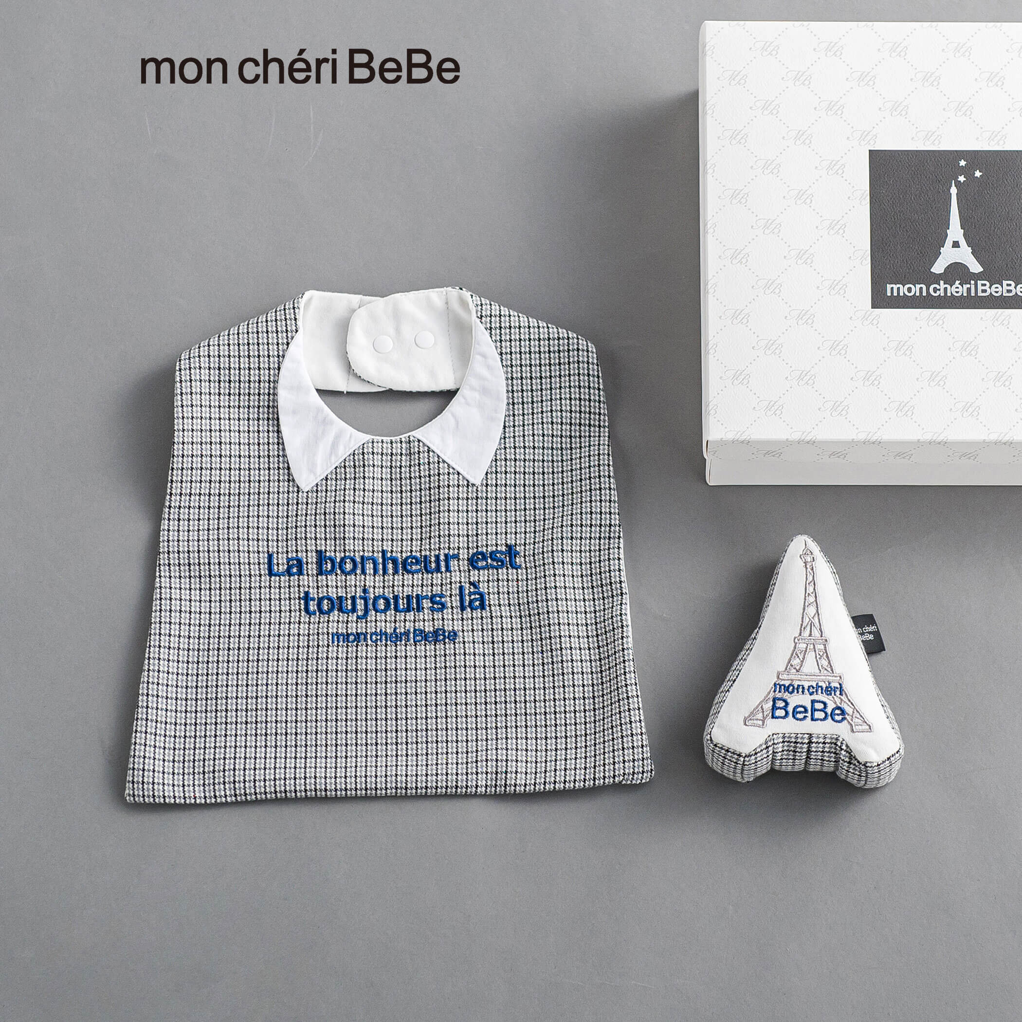 BEBE 公式 楽天市場店の最大1000円OFFクーポン/mon cheri BeBe【ギフトボックス付】襟付きスタイ＆ラトルセット 出産祝い ラッピング ギフト プレゼント ギフトセット 男の子 スタイ ラトル おしゃれ 3ヵ月 6ヵ月 新生児 ブランド 百貨店｜アングル2