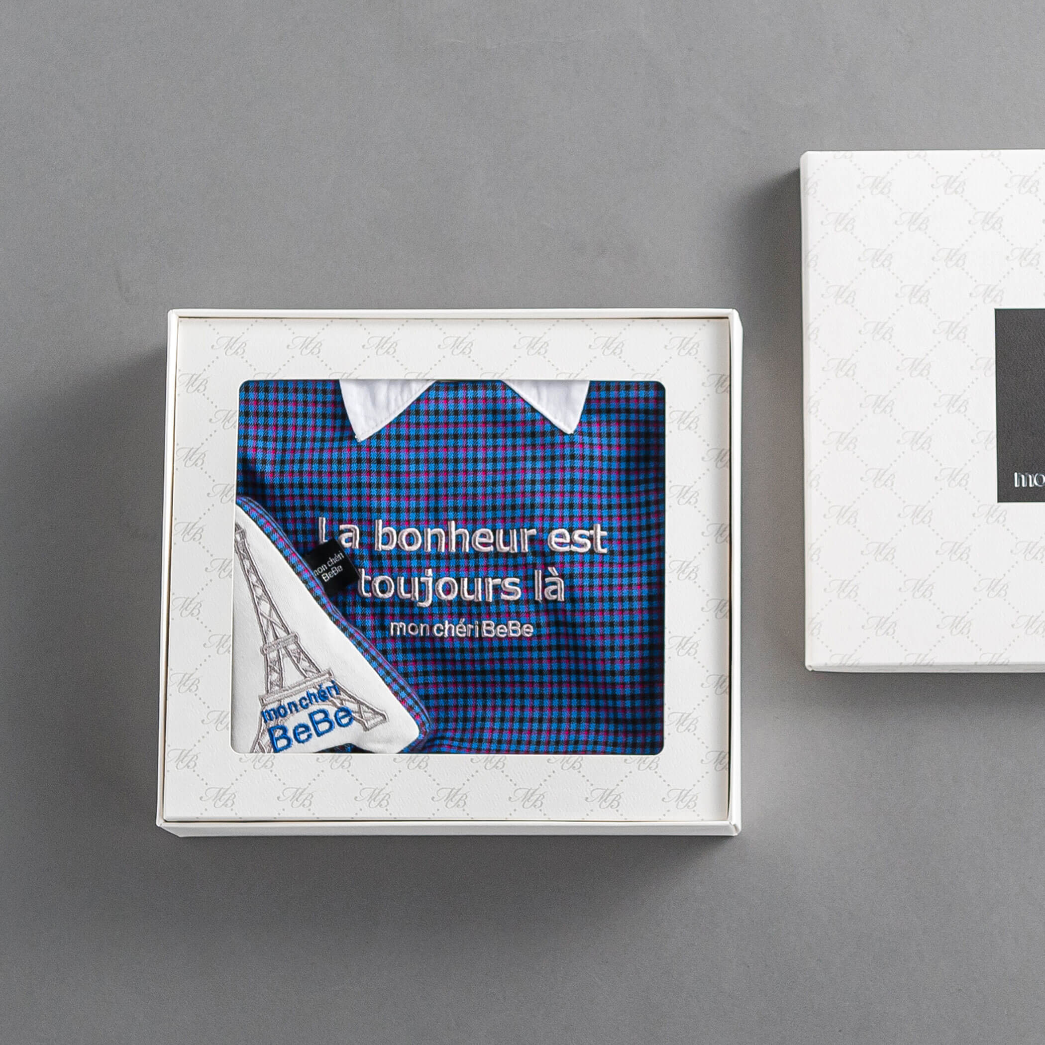 BEBE 公式 楽天市場店の最大1000円OFFクーポン/mon cheri BeBe【ギフトボックス付】襟付きスタイ＆ラトルセット 出産祝い ラッピング ギフト プレゼント ギフトセット 男の子 スタイ ラトル おしゃれ 3ヵ月 6ヵ月 新生児 ブランド 百貨店｜アングル3