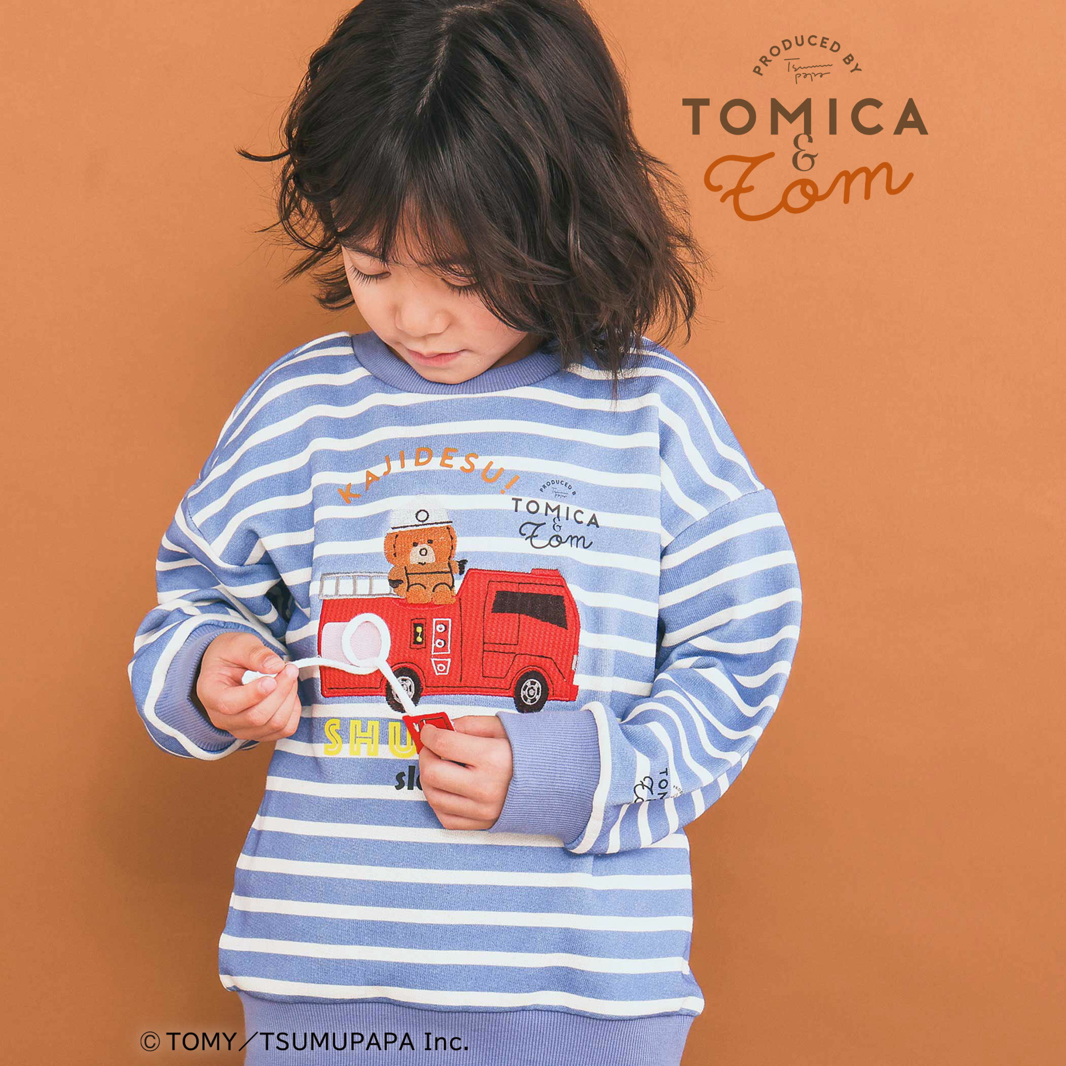 【20%OFF】トミカとトム×SLAPSLIP コラボ はたらくくるま遊べる消防車ホイールローダーボーダートレーナー(80~120cm) トップス 長袖 キッズ コラボ服 キャラクター 乗り物 車 スウェット 保育園 通園 男の子 80cm 90cm 100cm 110cm 120cm 3