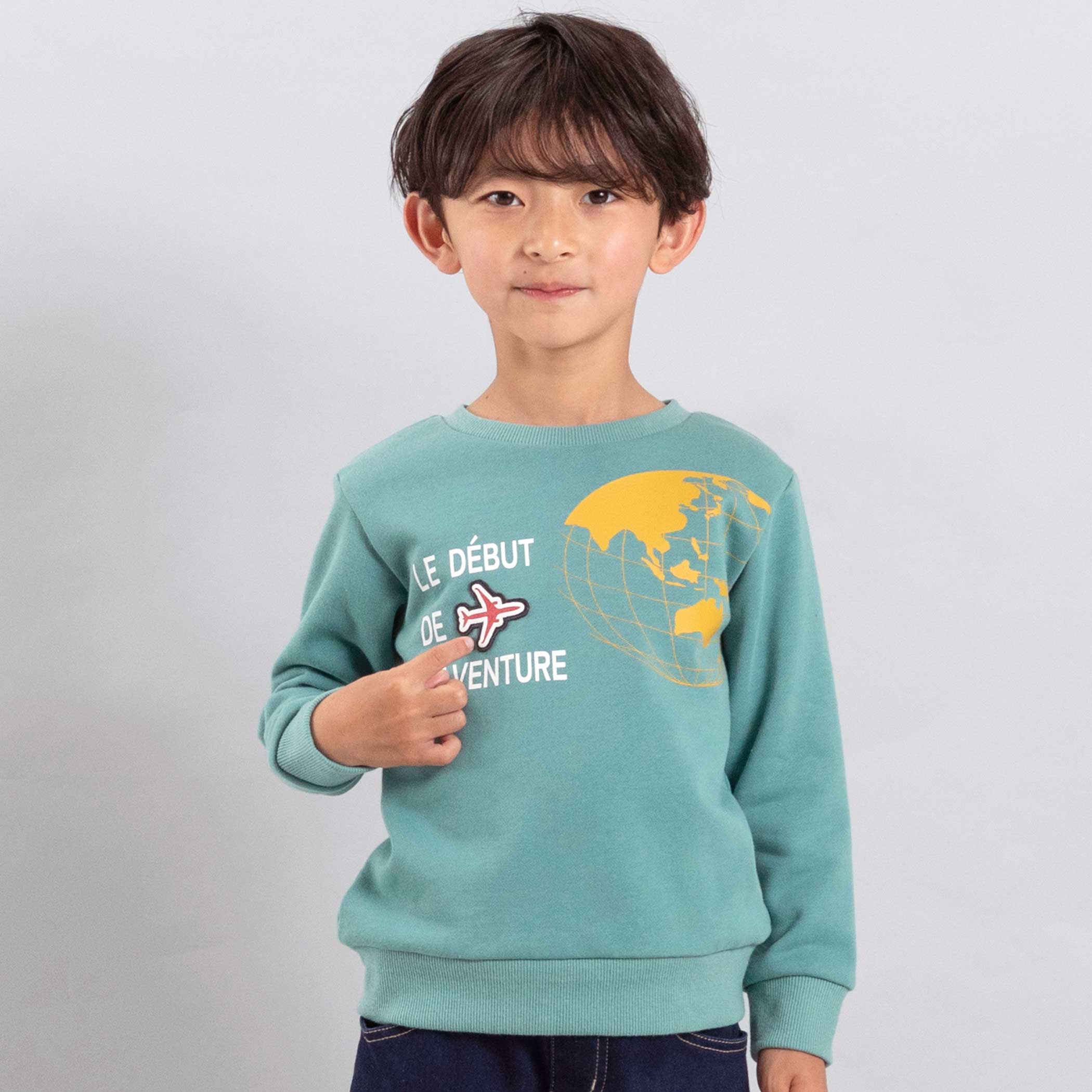 BeBe 【JALコラボ】地球儀＆飛行機ワッペントレーナー(90~140cm) 子供服 男の子 キッズ ギフト ブランド プレゼント 90cm 100cm 110cm 120cm 130cm 140cm 25AW 秋 冬 服 通園 通学 保育園 幼稚園 小学生 お出かけのサムネイル