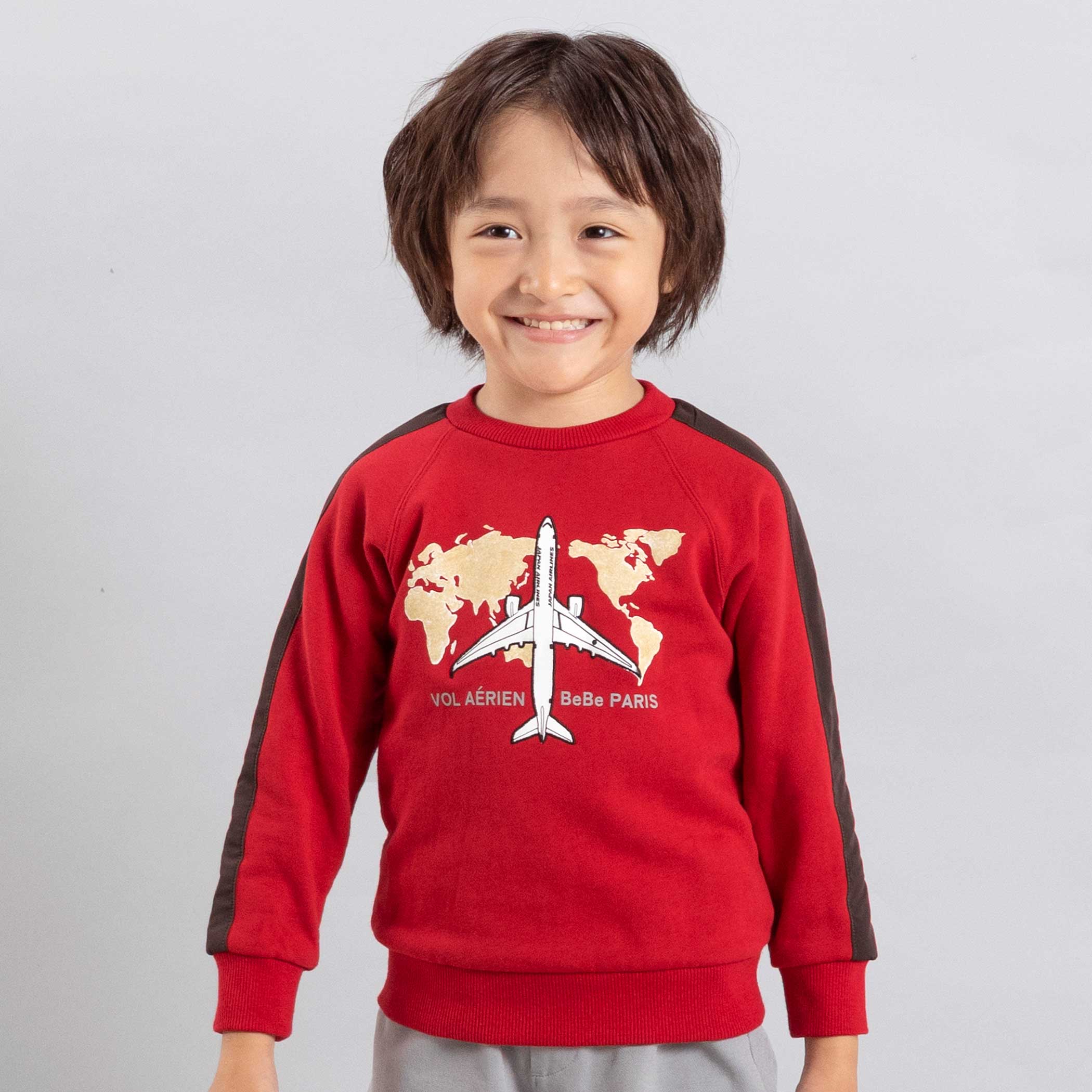 BeBe 【JALコラボ】飛行機刺しゅう袖切り替えラグラントレーナー(90~130cm) 子供服 子ども服 男の子 キッズ ギフト ブランド プレゼント 90cm 100cm 110cm 120cm 130cm 25AW 秋服 秋物 通園 通学 保育園 幼稚園 小学生 お出かけのサムネイル