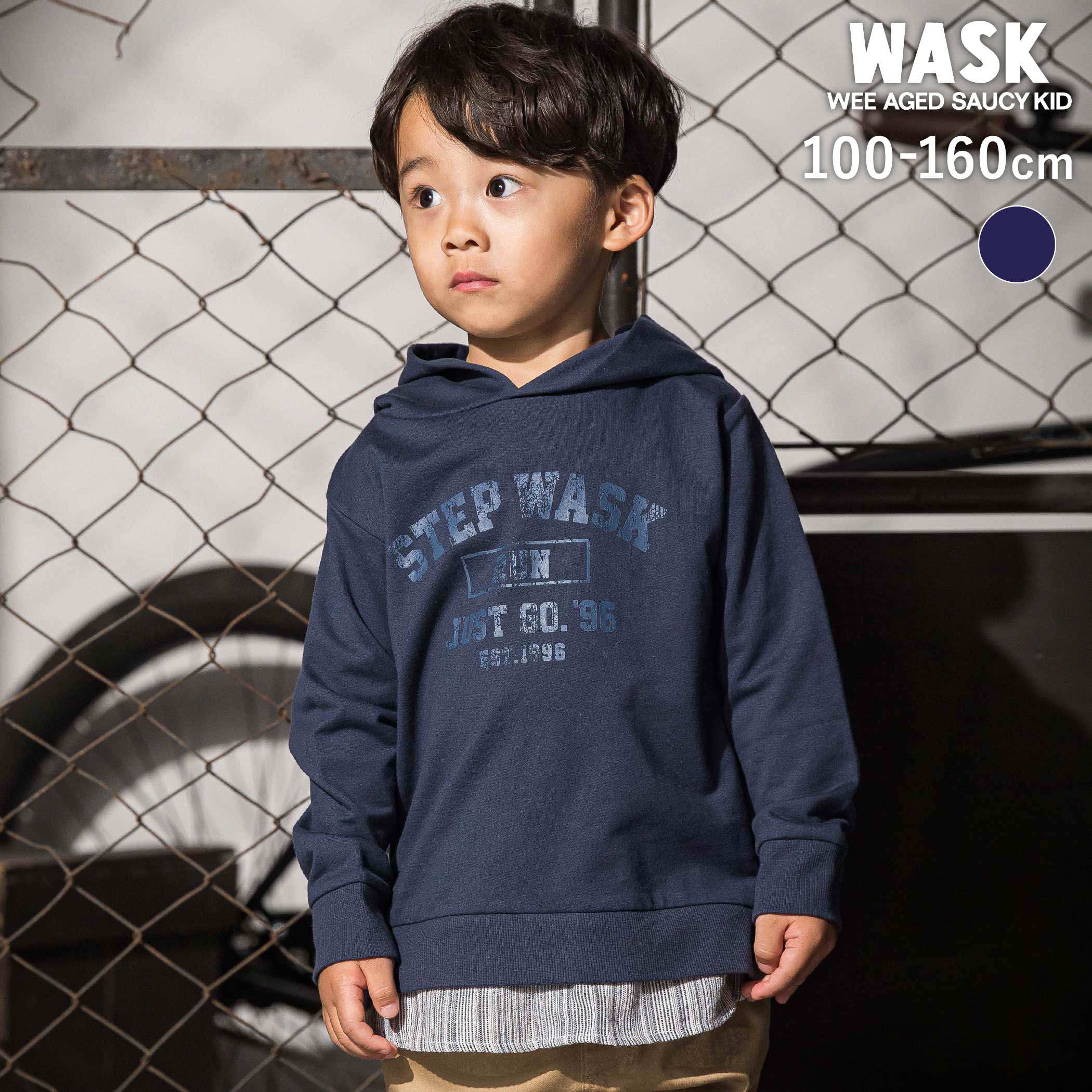 商品名 WASKシャツレイヤードカレッジロゴフーディ(110~160cm) 商品番号 1347-81015 商品説明 -26SS-シャツ重ね風で即おしゃれ！アメカジ感ただようアメカジフーディ。■デザインネイビーをベースに、ヴィンテージ風ひび割れカレッジロゴが映える一枚。カレッジロゴの厚盛ラバープリントは立体感がありカッコいい。裾からのぞくシャツレイヤード風デザインが、まるで重ね着しているようなこなれ感を演出します。男の子が着ると一気にストリート感が増し、デイリーにもお出かけにもぴったりな万能フーディです。 ■素材/機能本体には柔らかな綿100％のミニ裏毛を使用。軽やかで動きやすく、春先にも快適な着心地です。リブ部分にポリウレタンを混ぜることで伸びが良く、脱ぎ着もしやすい仕様。フロントの厚盛ラバープリントが立体感のあるアクセントになり、洗ってもヨレにくいのがうれしいポイントです。 26春夏アイテムNEW LIFE フレッシュな気持ちで迎える春に向けてクラフト感のあるディテールや形を変えられる仕様など、特別感のあるアイテムを揃えて展開。様々な着こなしで個性が輝くコレクション。-KEYWORD-#Denim　#Standard#Craft　#Convertible30th ANNIVERSARY COLLECTIONWASKは2026年で30周年がテーマのコレクション。今シーズンはアニバーサリーコレクションとし愛されてきた過去のお洋服を一部再現。今のトレンドをかけ合わせ。時を超えて現代版へアップデート【 WASK（ワスク）】WEEAGEDSAUCYKID「我々は小生意気な子供である・・・」自由で遊び心満載な男の子たちへアメリカンテイストをベースにその時々のトレンドや異なる要素をプラスエッジの効いたカジュアルスタイルをキッズウェアで表現 素材 （本体）綿100% （リブ）綿96% ポリウレタン4% （部分使）ポリエステル69% 綿31% 実寸 110cm:身幅35 着丈44 肩幅29 袖丈36.5120cm:身幅37.5 着丈47.5 肩幅30.5 袖丈40130cm:身幅40 着丈51 肩幅32.5 袖丈44140cm:身幅42.5 着丈55 肩幅34.5 袖丈48150cm:身幅45.5 着丈59 肩幅37 袖丈52160cm:身幅48.5 着丈63 肩幅40 袖丈55.5 ブランド WASK カラー ネイビー 原産国 中国 製造元 株式会社べべ（BEBE) メーカー希望小売価格はメーカー商品タグに基づいて掲載しています ▼カテゴリーから探す▼