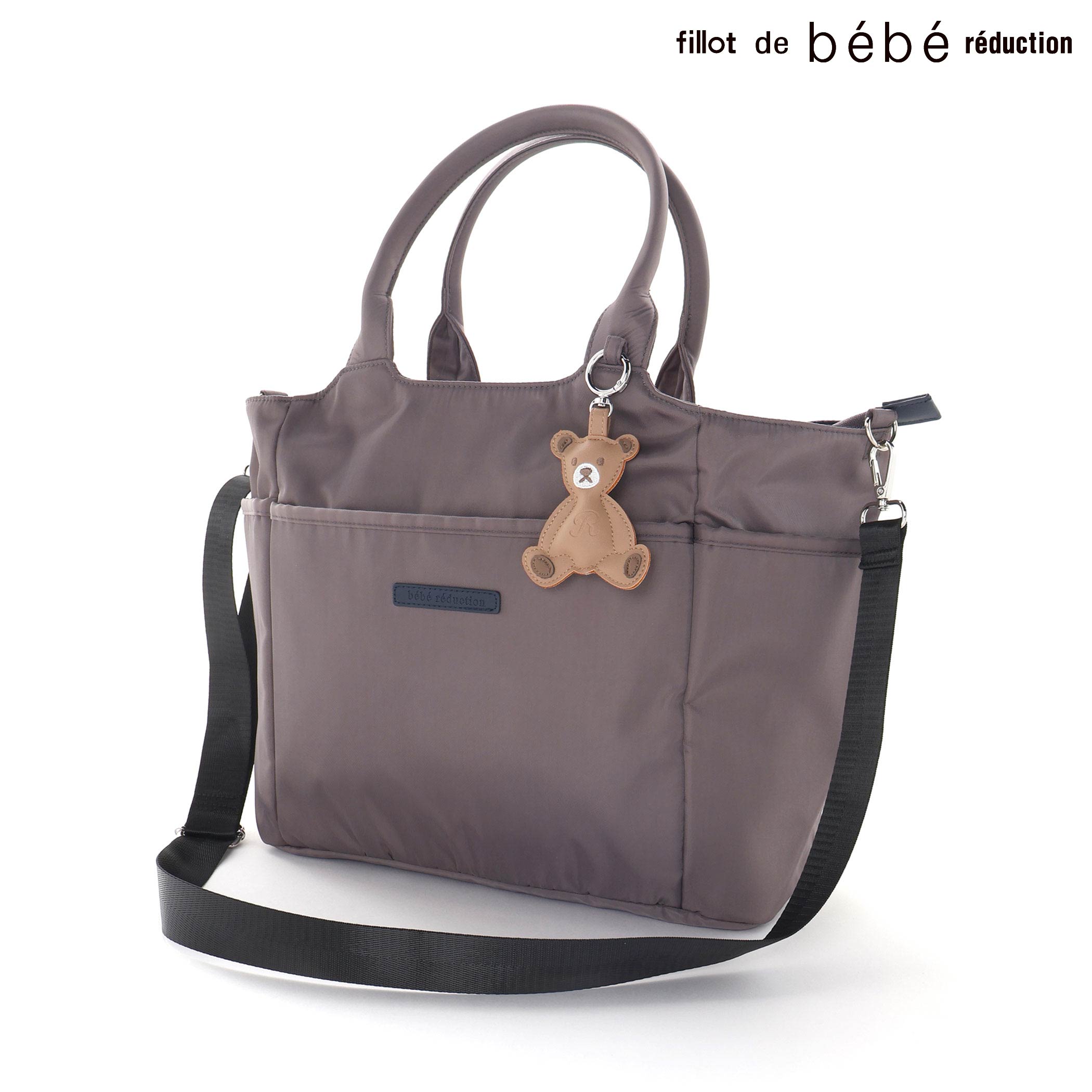 商品名 fillot de bebe reductionチャーム付きナイロンマザーズバッグ 商品番号 1754-89633 商品説明 -26AW-軽くて丈夫なナイロン素材で毎日のお出かけを快適に。上品なグレージュにルウちゃんのチャームが映える大容量マザーズバッグ。■デザイン落ち着いたグレージュの身生地に、クマのルウちゃんの合皮チャームがアクセントを添える上品なデザインです。裏地にはダークネイビーをあしらい、汚れが目立ちにくくバッグを開けた際にもシックで洗練された印象を与えます。持ち手や切り替え部分は同系色で揃えられ、カジュアルになりすぎない高級感のある仕上がりにこだわりました。取り外し可能なショルダーベルト付きで肩からの斜め掛けも可能です。トートの持ち手部分はゆとりをもたせてベビーカーフックにもひっかけやすい長さになっています。シンプルながらもお洒落なルックスは、ママ・パパの普段のコーディネートにも自然に馴染みます。■素材/機能身生地には、軽量で丈夫なナイロン素材を使用。荷物が多くなりがちなママ・パパの負担を軽減し、デイリーに気兼ねなくお使いいただけます。マチが広くたっぷりとした容量を確保しており、おむつや着替え、哺乳瓶など赤ちゃんとの外出に必要な荷物をスマートに収納できます。内側にはペットボトルやマグを入れれる高さの違うポケットが両サイドにあります。前後にゴム仕様のポケットとファスナーポケットを備え、小物の整理にも便利です。合皮で作られたルウちゃんのチャームは、取り外しも可能！気分に合わせて合皮ベアチャーム（1754-89644）と付け替えるのもおすすめです。▼おすすめスタイル1754-89644：チャーム26秋冬アイテム2026年秋冬コレクションテーマ☆【Bibliotheque nationale de France】　ビブリオテック ナシオナル ドゥ フランス　- 図書館 -2026AW ルダクティオンではパリにある『図書館』をテーマに表現します。伝統の持つ気品や格調を基本にしながら遊び心をプラスしたコレクション、クラシック、トラディショナル、レトロ、曲線などがキーワード。【fillot de bebe reduction (フィヨ・デュ・ベベ・ルダクティオン)】ヨーロッパのベビーを意識し、上品で洗練されたシンプルさを大切に新生児服としての機能性、トレンドも採り入れたスタイルを提案します。「クラシック」=普遍的な安心感「ノスタルジック」=懐かしさからインスピレートするぬくもり2つのテイストを取り入れ、赤ちゃんの日常的なパリスタイルを表現するブランドです。 素材 - 実寸 ワンサイズ:ヨコ(口部分)48 タテ28 マチ15 ヨコ(マチ部分)34 持ち手長さ44 持ち手幅4 ショルダー長さ(最長）120 ブランド fillot de bebe reduction カラー グレー 原産国 中国 製造元 株式会社べべ（BEBE) メーカー希望小売価格はメーカー商品タグに基づいて掲載しています ▼カテゴリーから探す▼
