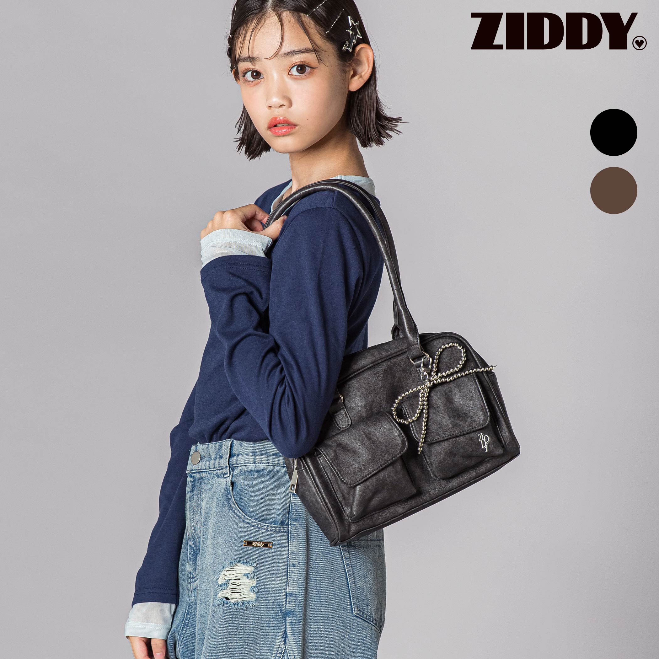 商品名 ZIDDYリボンチャーム横長バッグ 商品番号 1234-86015 商品説明 -26AW-持つだけで今っぽ♡甘辛バランスがかわいい合皮バッグ。■デザインヴィンテージライクな素材感と横長シルエットが今っぽいバッグ。立体ポケットやロゴ刺しゅうがアクセントになり、取り外しできるリボン型ボールチェーンがコーデに可愛さをプラスします。ブラックはクールで大人っぽい印象、ブラウンはこなれ感のあるY2Kムード漂うカラー。持つだけでトレンド感を演出できる主役級バッグです。■素材/機能表面感のあるフェイクレザー素材を使用し、ヴィンテージライクな雰囲気に仕上げました。大きく開くファスナー仕様で荷物の出し入れがしやすく、内ポケット付きで小物の整理にも便利。ペットボトルも入る、見た目以上の収納力があり、通学やお出かけにも活躍します。リボンチャームは取り外し可能で、気分に合わせたアレンジも楽しめます。※リボンチャームは取り外し可能です。※素材の特性上、風合いや見え方に個体差があります。26秋冬アイテム【2026 SPRING SUMMER 】~next frontier（ネクスト フロンティア）(next frontier＝次の最前線。）~【ZIDDY(ジディー)】~teen Lady~レディーストレンドを取り入れたクールでちょっぴり上品なスタイルを提案。 素材 【表地】 合成皮革 【裏地】 ポリエステル100% 実寸 FREE:縦17 横24 マチ7.5 ハンドル57 ブランド ZIDDY カラー ブラック,ブラウン 原産国 中国 製造元 株式会社べべ（BEBE) サイズガイドはこちら＞＞ メーカー希望小売価格はメーカー商品タグに基づいて掲載しています ▼カテゴリーから探す▼