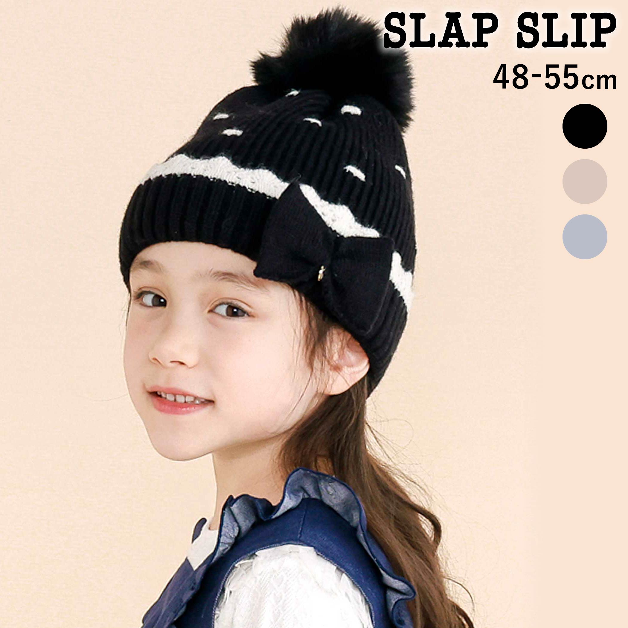 商品名 SLAP SLIPドット＆ボンボン付きニット帽(48~55cm) 商品番号 1814-87289 商品説明 -26AW-大きなボンボンが目を引く、女の子らしさたっぷりのニット帽。■デザイントップには存在感のある大きなボンボンをあしらい、後ろ姿までキュートな印象に。帽子全体にはドット柄をぐるりと散りばめ、女の子らしい華やかな雰囲気を演出します。フロントにはロゴ入りチャーム付きのリボンをオン。さりげなくきらめくチャームがアクセントになり、上品な可愛らしさをプラスしています。さらに折り返し部分の縁には模様を入れ、細部までこだわったデザインに仕上げました。シックで大人っぽいブラック、やさしくナチュラルなベージュ、上品で合わせやすいグレーの3色展開。■素材/機能やわらかなポリエステル素材を使用し、軽くて快適なかぶり心地に。あたたかさと可愛らしさを兼ね備えた、秋冬シーズンに活躍するデザインです。※柄の出方は生地の裁断により一点一点異なります。26秋冬アイテム【Atelier Classic】子どもたちの想像や物語が生まれる場所を”アトリエ”に見立て、そこで思い描く自由で新しい発送に秋らしい上品でクラシカルな雰囲気をミックスしたコレクション。ボアや表情豊かな素材をパッチや切り替えなどに取り入れ、まるで子どもの空想世界から飛び出してきたようなモチーフをプラス。子どもたちのアトリエから生まれたような、遊び心あふれるアイテムを展開。【Play Beyond Time（プレイビヨンドタイム）】時間をこえて続く遊び心懐かしさの中に、新しいワクワクを。昔から愛されてきたノスタルジックな雰囲気に、今らしい空気感と遊び心をプラス。子どもたちの毎日を彩るコレクション。クローゼットの中が小さなタイムトラベル空間になるように。着るたびに時間をこえ、未来の思い出へとつながる一着を提案します。【SLAP SLIP(スラップ　スリップ)】〜子どもの欲しいをカタチに〜ヨーロッパのこどものように子どもらしい今しか着れないナチュラルなかわいさを提案どこか上品で清楚感漂うフレンチカジュアルはいつものコーディネートをさりげなく格上げ 素材 （表）ポリエステル75% アクリル25% （部分使）ポリエステル100% （裏）ポリエステル100% 実寸 S(48-51cm):本体横幅17 本体縦17M(52-55cm):本体横幅18.5-19 本体縦19 ブランド SLAP SLIP カラー ブラック,ベージュ,グレー 原産国 中国 製造元 株式会社べべ（BEBE) サイズガイドはこちら＞＞ メーカー希望小売価格はメーカー商品タグに基づいて掲載しています ▼カテゴリーから探す▼