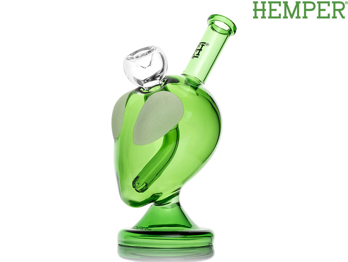 商品情報カラー（色について）モニター発色の具合により色合いが異なる場合がございますHEMPER ALIEN BONG ヘンパー エイリアン ガラスボング ボング ブランド HEMPER ヘンパー から 小型 ガラスボング HEMPER ALIEN BONGヘンパー エイリアン ガラスボングアメリカはラスベガスのブランド、HEMPER ヘンパーから小型のガラスボングです。蓄光仕様の暗闇で怪しく光る目を備えた、エイリアンヘッドデザインステムチラム内蔵タイプで、水が浸かる部分には、スムーズなスモーキングを楽しめるよう、スリット（泡が細かくなる加工）が施されます。素材はボロシリケイトガラス（耐熱）を使用しています。専用ボックスに入った状態で発送いたします。[以下必ずお読みください]蓄光塗装の制作工程による、傷やインク滲みのように見える部分がある場合がございます。ご理解頂き、ご購入をお願い致します。[サイズ]高さ：約17cm火皿：14.5（取り外し可能）[カラー]グリーンその他のHEMPER ヘンパーアイテムはこちらをクリックこびりついたヤニ汚れをキレイにする液体クリーナーはこちらをクリック 2