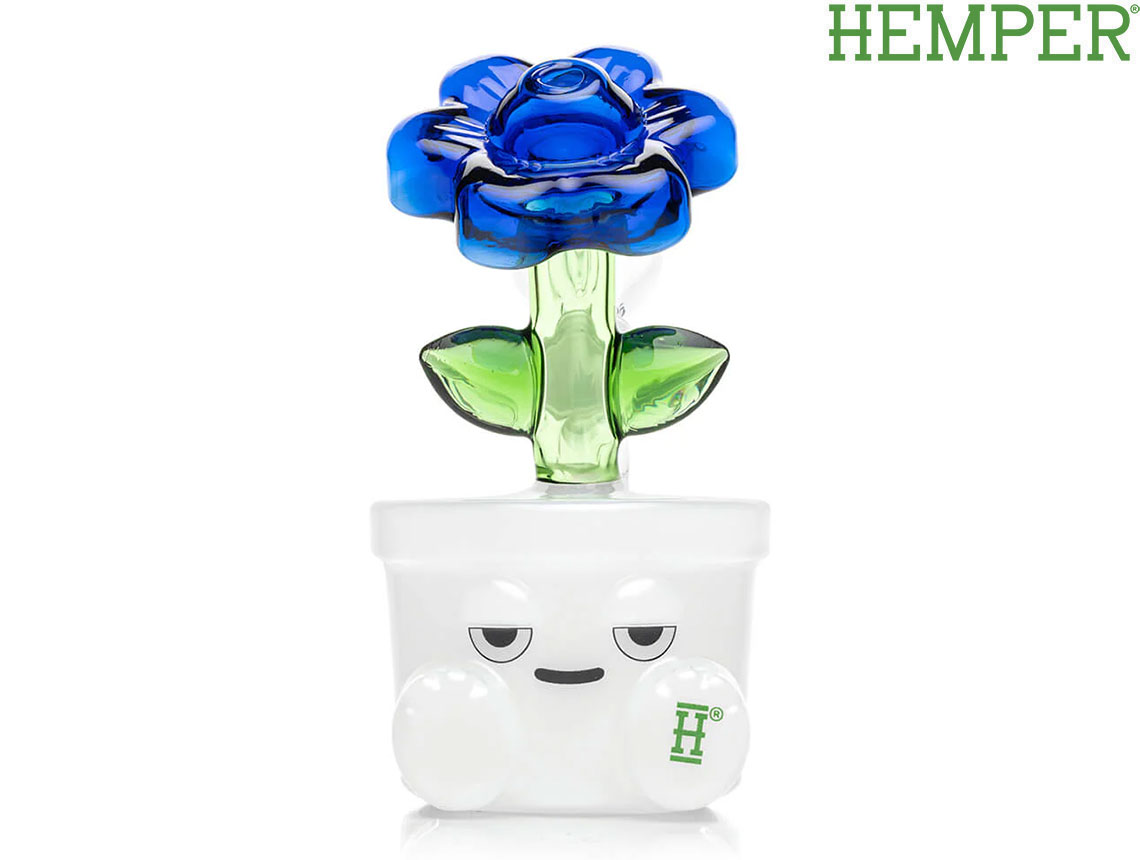 商品情報カラー（色について）モニター発色の具合により色合いが異なる場合がございますHEMPER BLOOM BONG ヘンパー ブルーム ガラスボング ボング ブランド HEMPER ヘンパー から 小型 ガラスボング HEMPER BLOOM BONGヘンパー ブルーム ガラスボングアメリカはラスベガスのブランド、HEMPER ヘンパーから小型のガラスボングです。ホワイトの鉢に咲き誇るブルーの花が開花した、お部屋に飾っても愛らしいデザインです。ステムチラム内蔵タイプで、水が浸かる部分には、スムーズなスモーキングを楽しめるよう、スリット（泡が細かくなる加工）が施されます。素材はボロシリケイトガラス（耐熱）を使用しています。専用ボックスに入った状態で発送いたします。[サイズ]高さ：約14.5cm火皿：14.5（取り外し可能）[カラー]ホワイト/グリーン/ブルー ミックスその他のHEMPER ヘンパーアイテムはこちらをクリックこびりついたヤニ汚れをキレイにする液体クリーナーはこちらをクリック 2