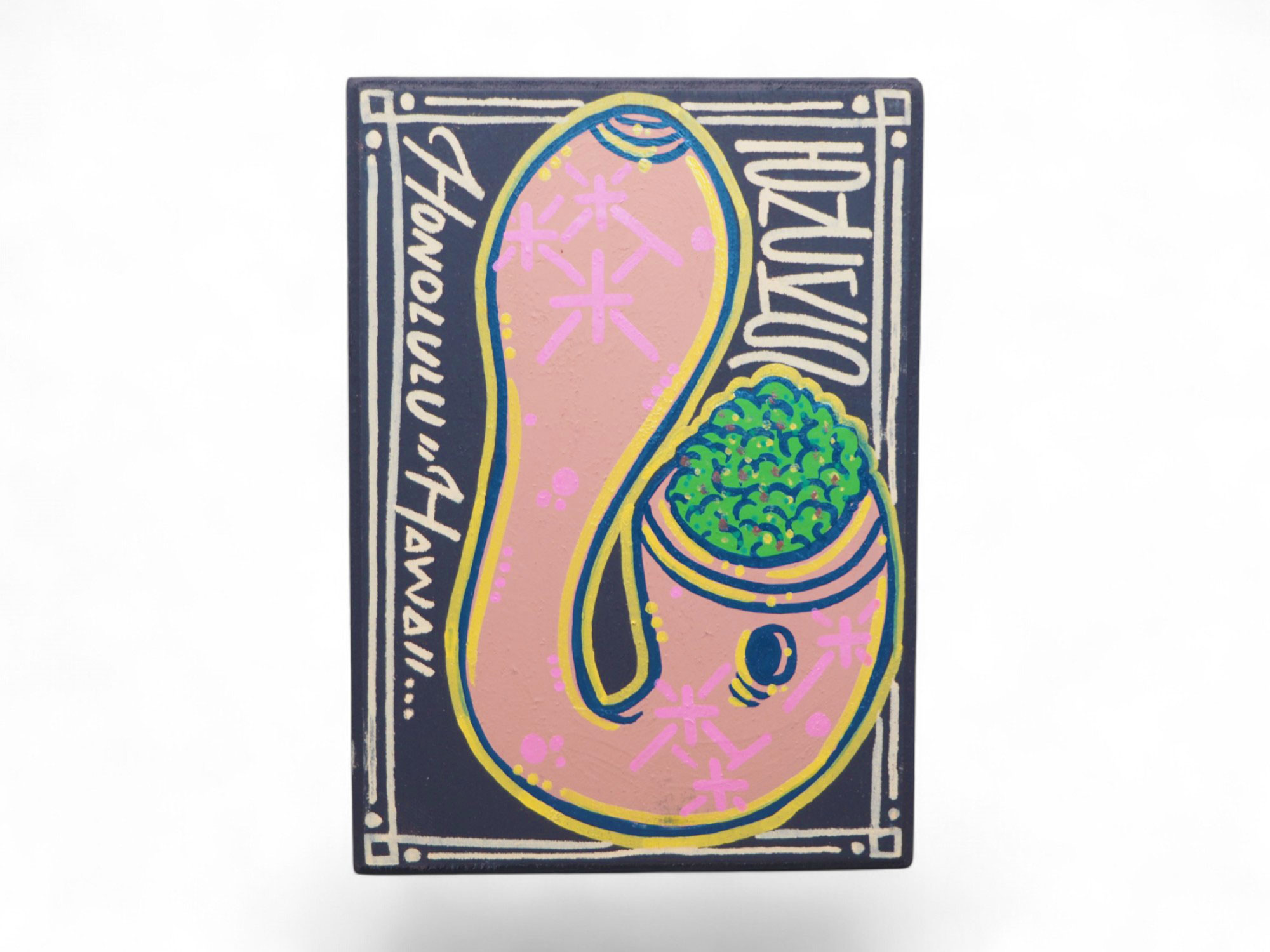 商品情報カラー（色について）モニター発色の具合により色合いが異なる場合がございますTonk Graffiti Art Canvas TAW48 ハンドメイド キャンバス アート ハワイはホノルルで活動する グラフティーアーティスト Tonk マリファナ 大麻 バッズ や ボング パイプ などをデザインした アート Tonk Graffiti Art Canvasハンドメイド キャンバス アート木材キャンバスにWeed、マリファナ（大麻）バッズや、ボング、パイプなどをデザインしたアートを乗せたアイテム棚に置いたり、壁に飾ったり、お部屋に420アートが煙たいビュジュアルを作りますサイズ:約18cm×約14cmキャンバス木材の厚さ:約9mm[必ずお読みください]完全ハンドメイドの為、ペイントの色や文字の滲み、擦れ、サイズなどにバラツキがあります。ご理解頂きオーダーお願い致します。[Tonk From Honolulu Hawaii]ハワイはホノルルで活動する、Weedを愛するグラフティーアーティストその他のTonk Graffiti Artはこちらから 2